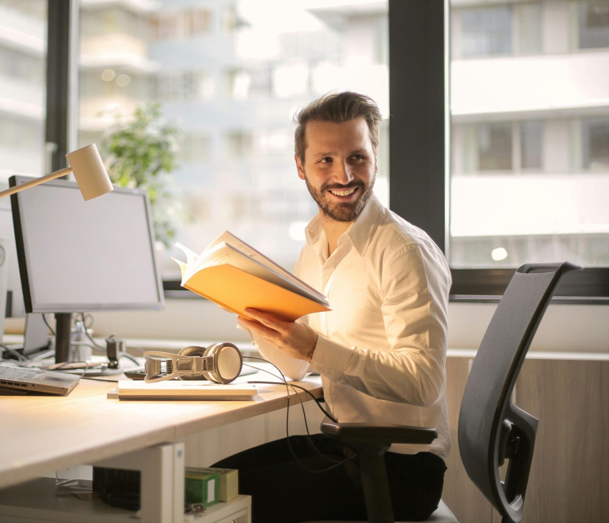 man aan bureau